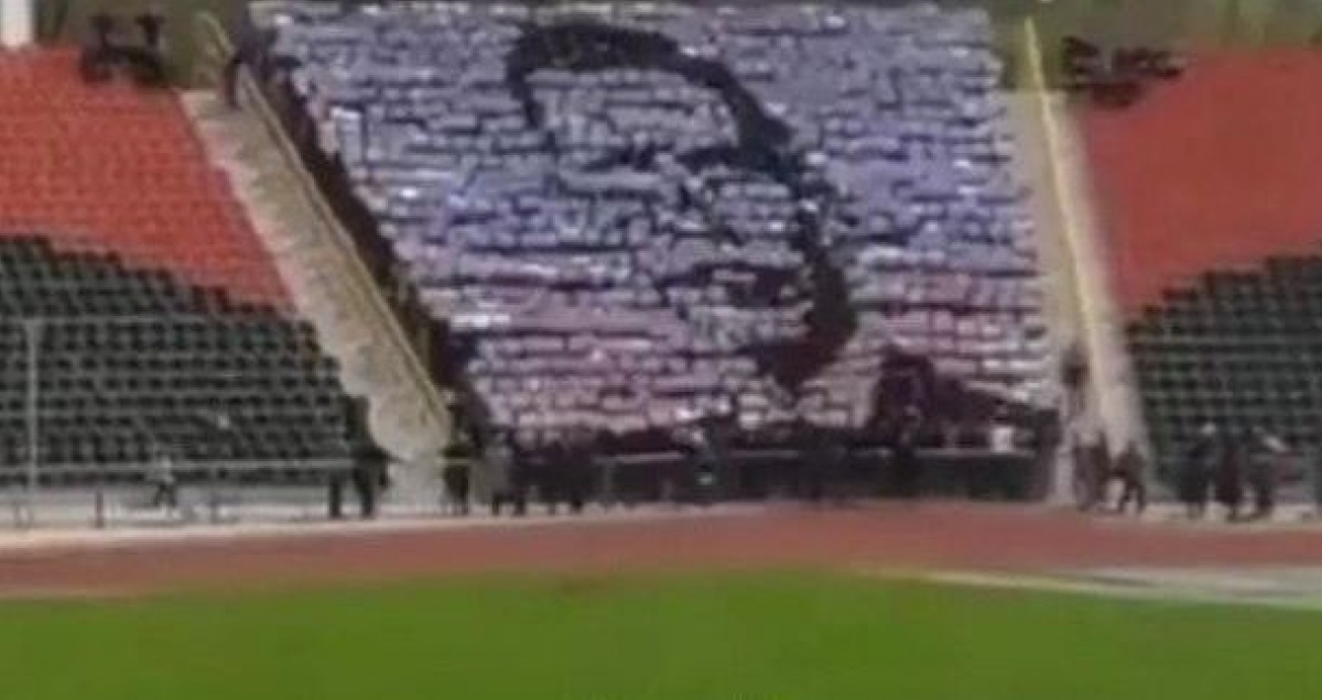 В Донецке школьники выложили портрет Захарченко на стадионе