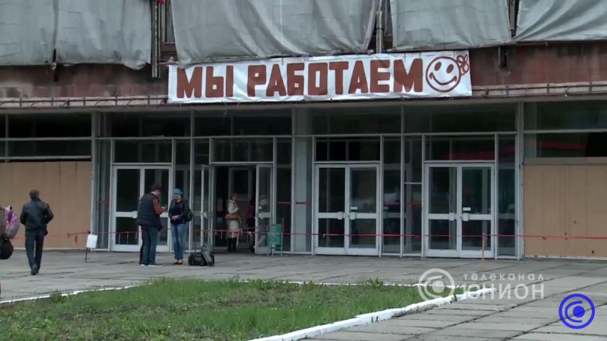«Видимо, не хватает средств». Дворец молодежи «Юность» в Донецке не восстанавливают после обстрела 2014-го