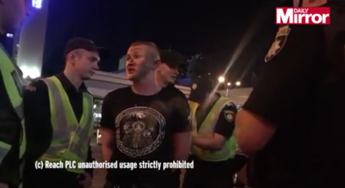 Киевские футбольные хулиганы побили фанатов «Ливерпуля» и разгромили ресторан