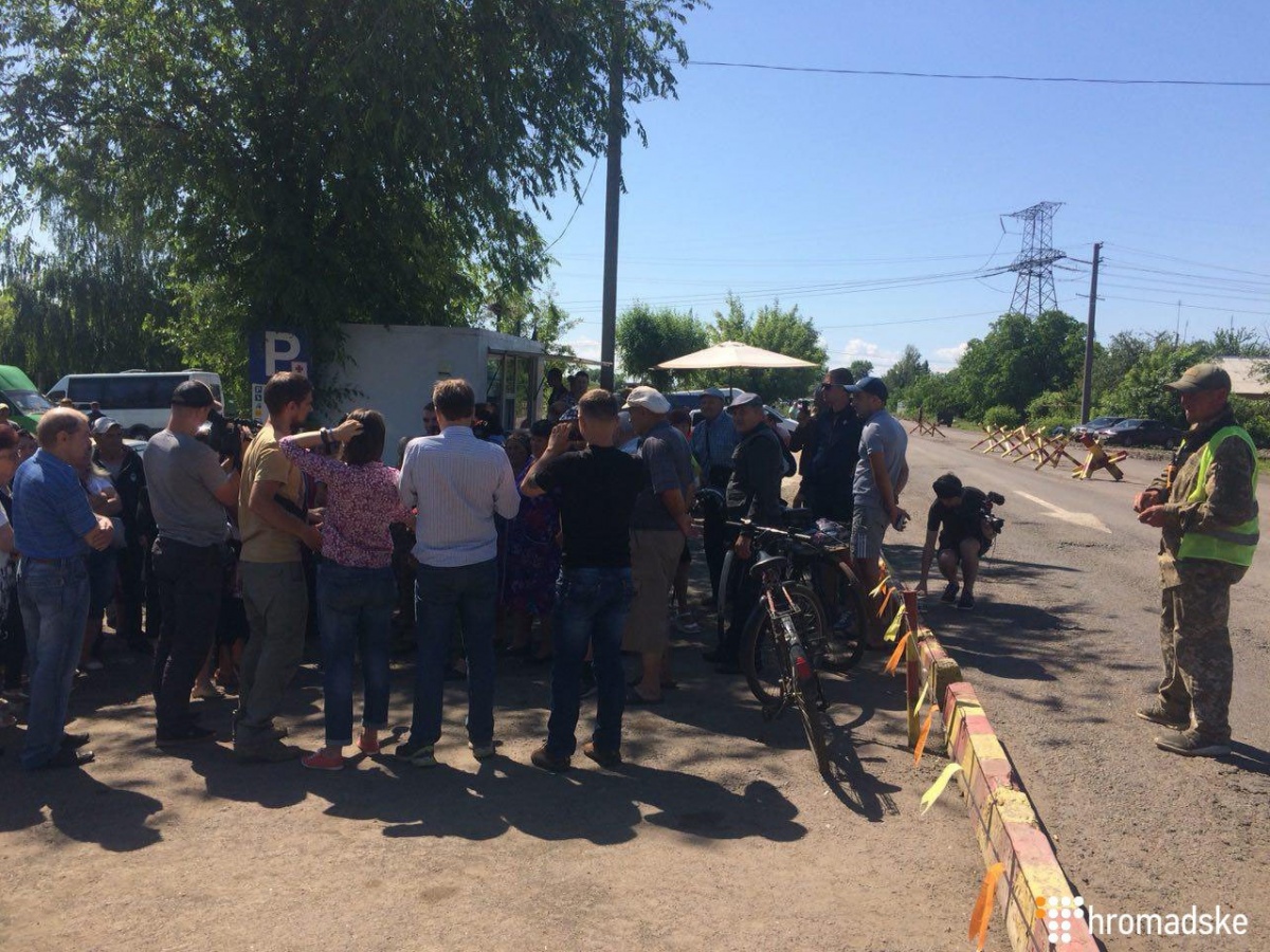 Жители Зайцево пришли к КПВВ с требованием восстановить уволенного главу ВГА Веселкина