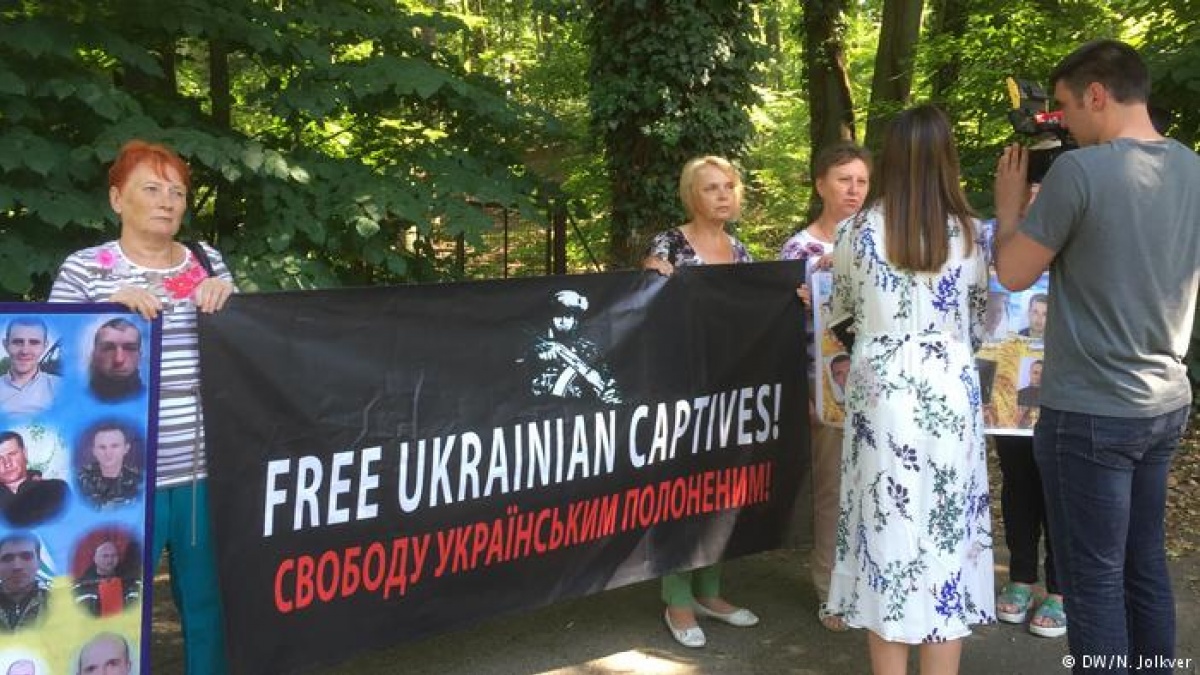 Матери украинских военнопленных провели пикет во время переговоров «нормандской четверки»