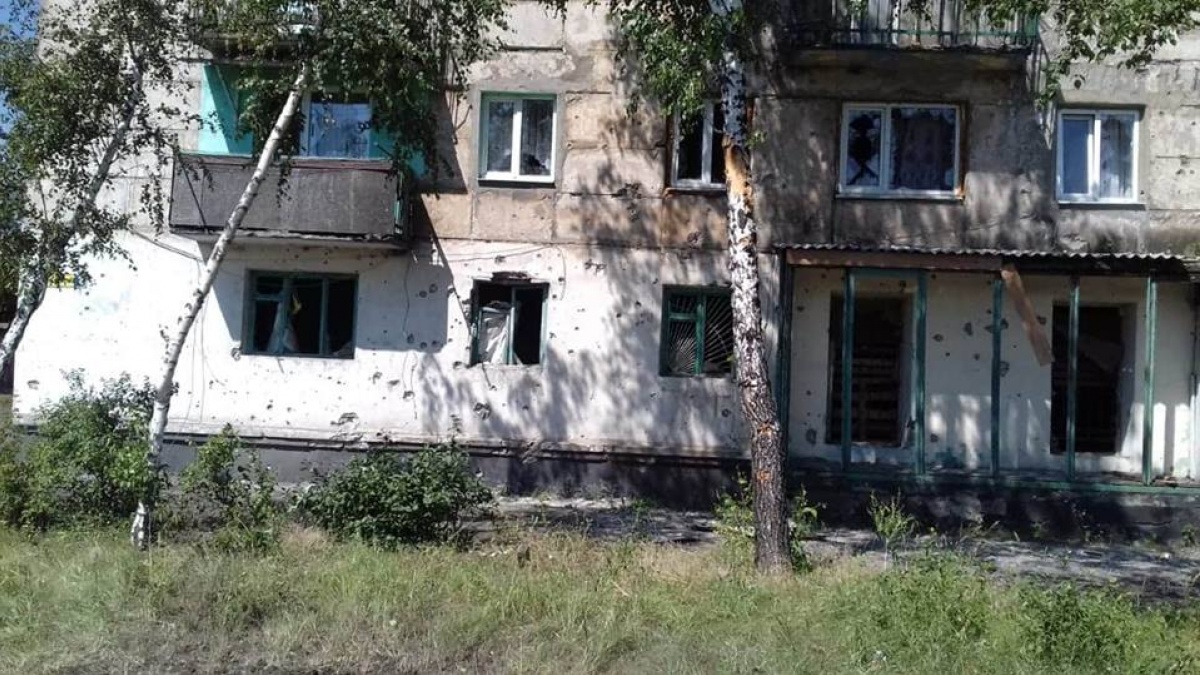 Массированный обстрел поселка на Луганщине: повреждено 24 квартиры