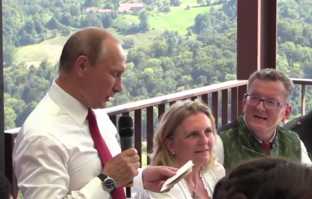 Путин станцевал на свадьбе главы МИД Австрии. В Украине упрекнули в «российском покровительстве»