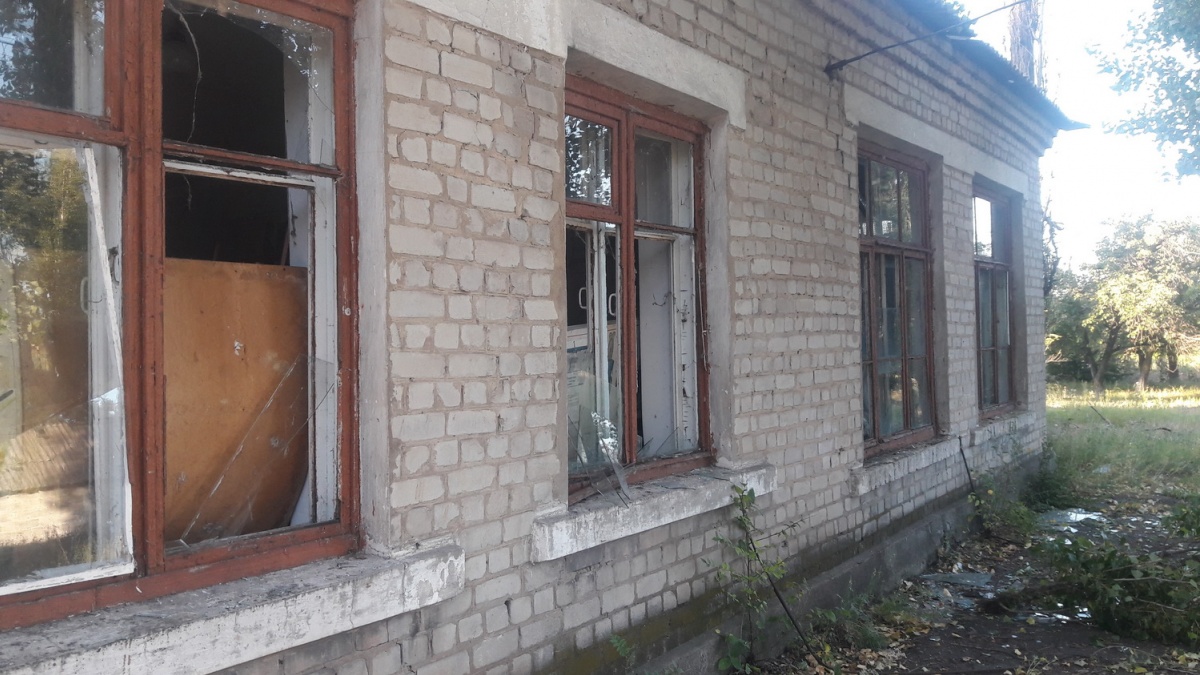 Поврежденные дома и школа: Появились фото последствия обстрела на Луганщине