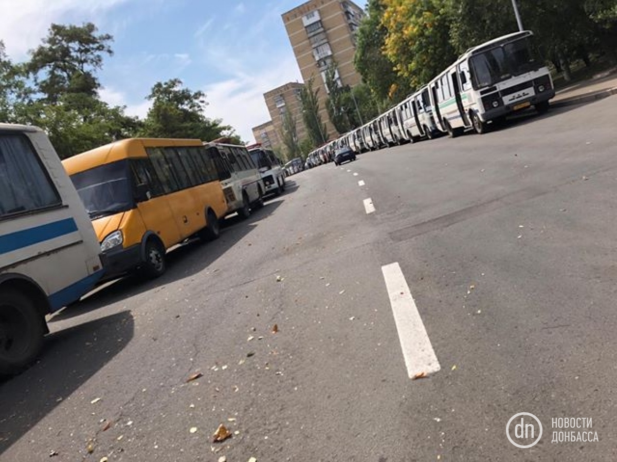 На набережной Донецка — много автобусов. Людей привезли на похороны Захарченко