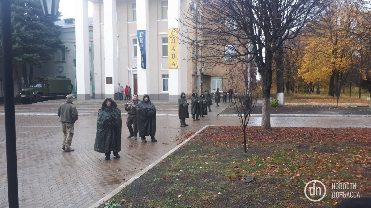 Территорию вокруг здания ДонОГА оцепили полицейские и силовики
