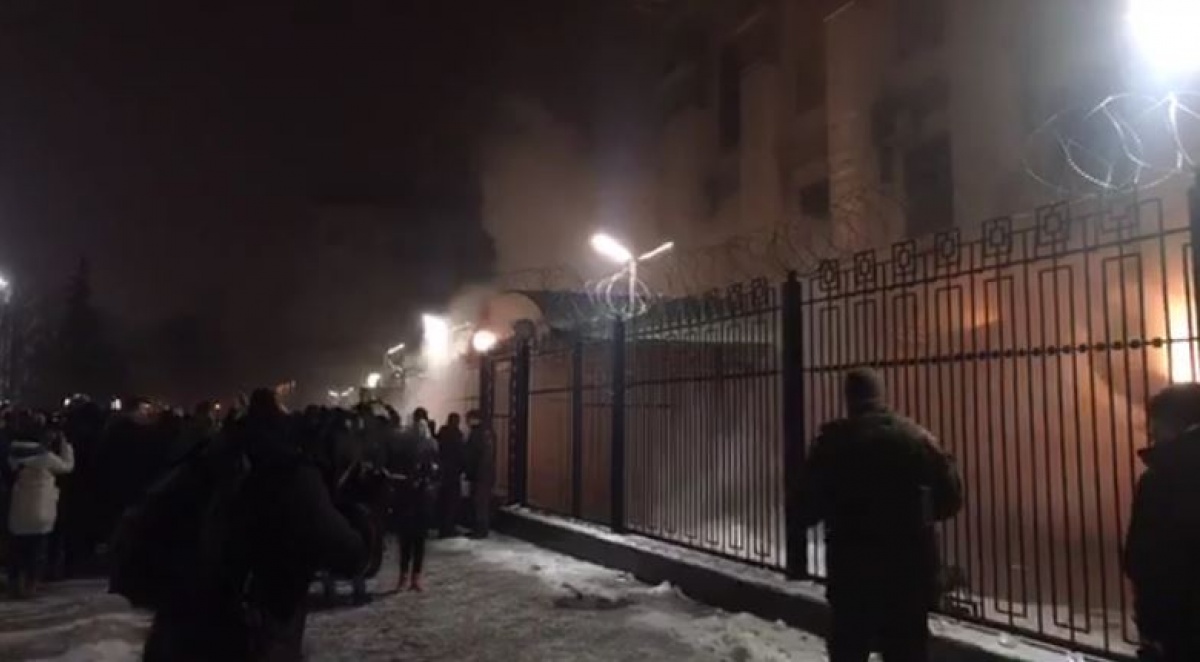 Под посольством РФ в Киеве – митинг. Кинули дымовые шашки