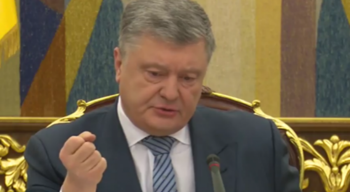 Порошенко объявил о прекращении военного положения в Украине