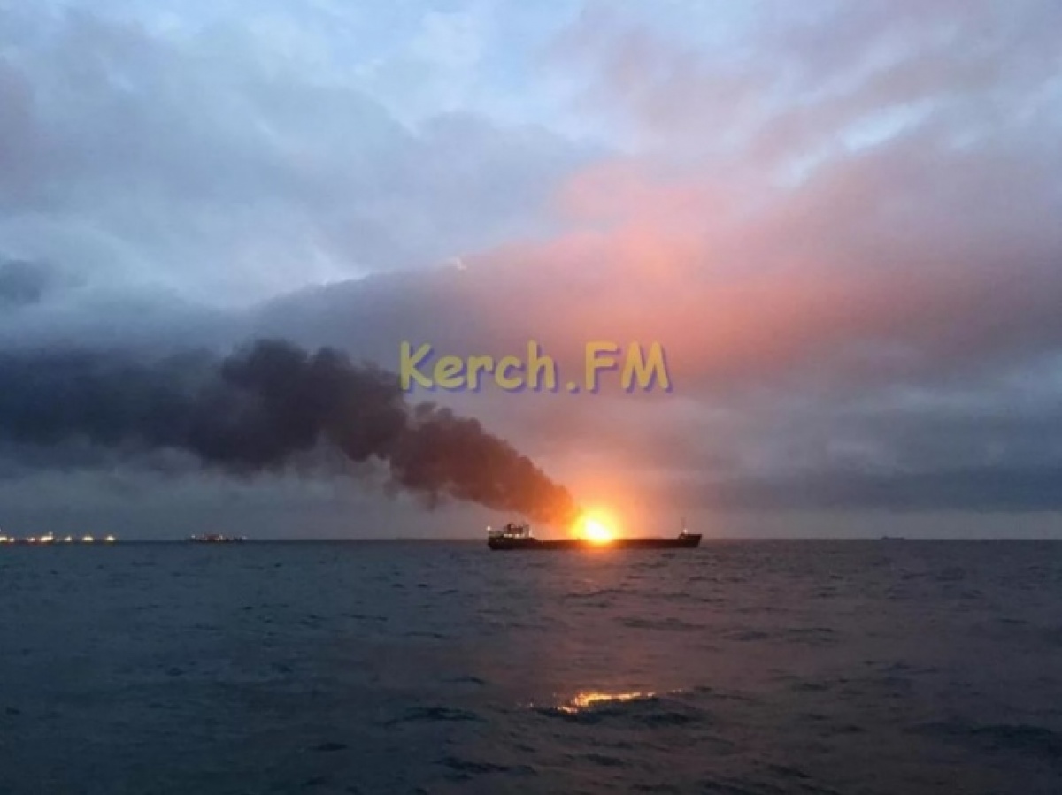 В Керченском проливе горят два судна: известно о 10 погибших