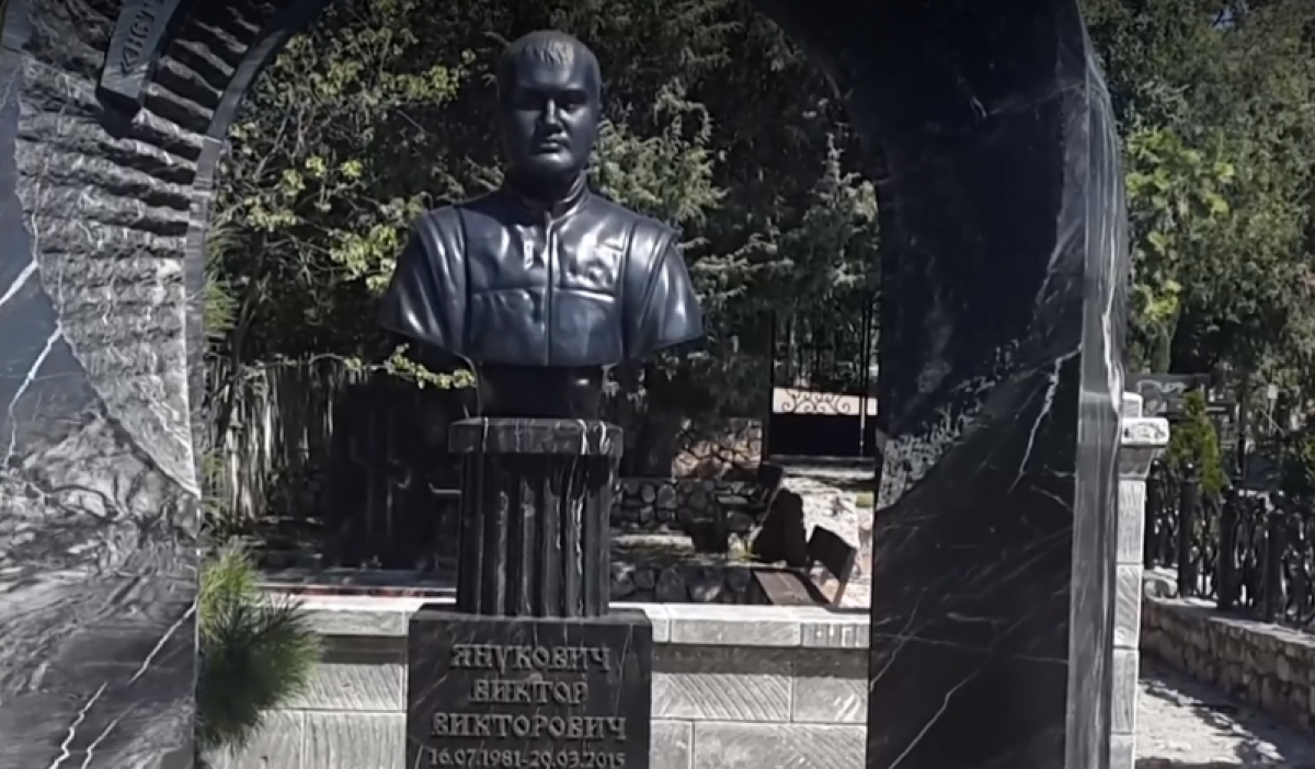 Могила сына Януковича в Крыму находится под круглосуточной охраной