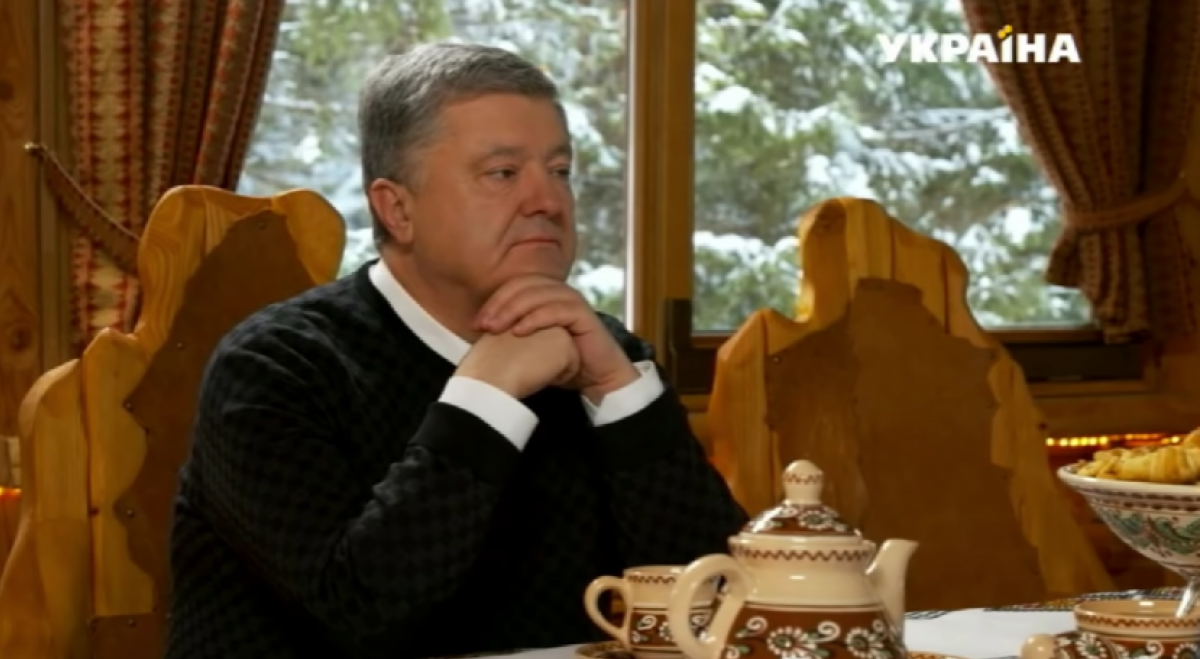 На телеканале Ахметова вышла первая серия «Рождественских встреч с президентом». Там Порошенко с переселенцами