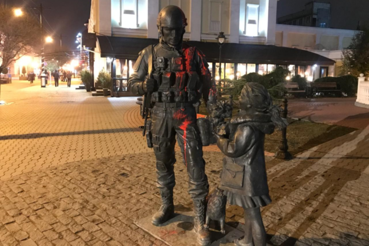 В Крыму облили краской памятник «Вежливым людям»