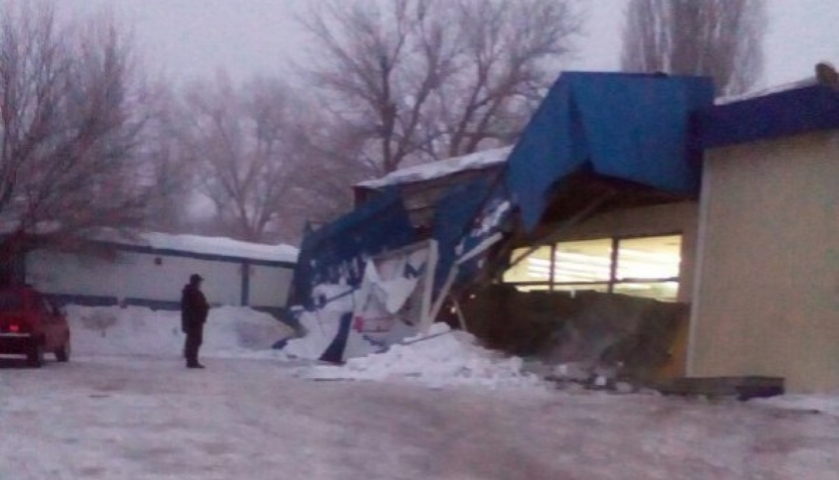 В Шахтерске рухнула часть крыши супермаркета «ДНР»