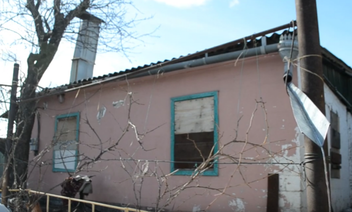 В Донецке 80-летней женщине два года не могут восстановить дом после обстрела