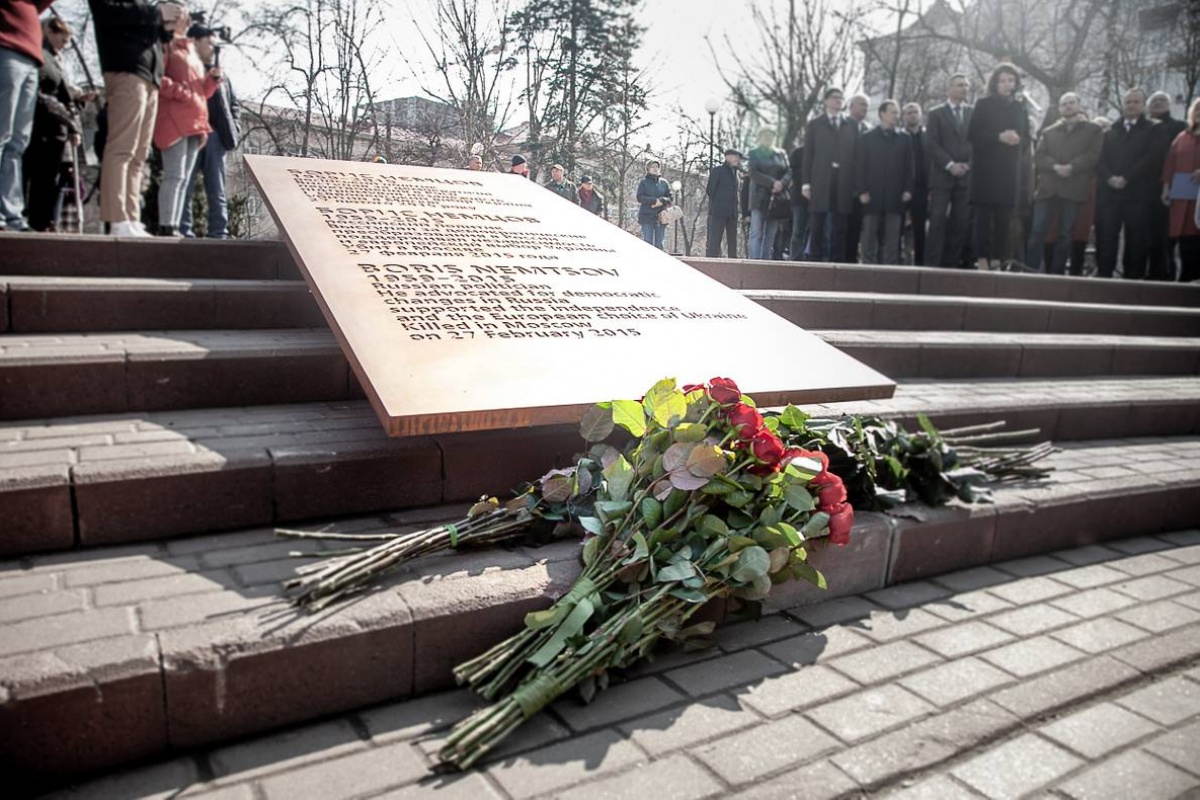 В Киеве рядом с посольством РФ открыли сквер имени Бориса Немцова