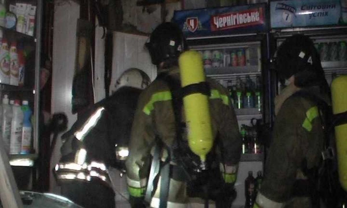 В Луганске загорелся магазин в жилом доме: жильцов эвакуировали