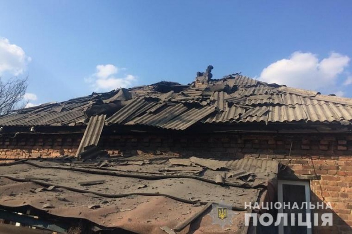 В поселке Луганской области в результате обстрела снаряд попал в крышу дома