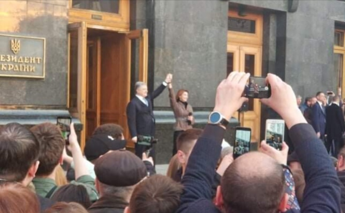 Сторонники Порошенко собрались у Администрации президента на акцию «Спасибо»