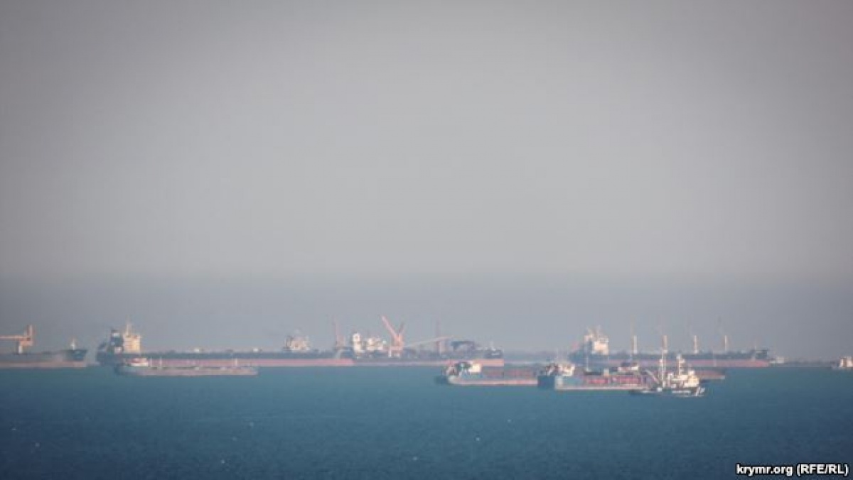 Множество кораблей скопилось возле Керченского пролива 