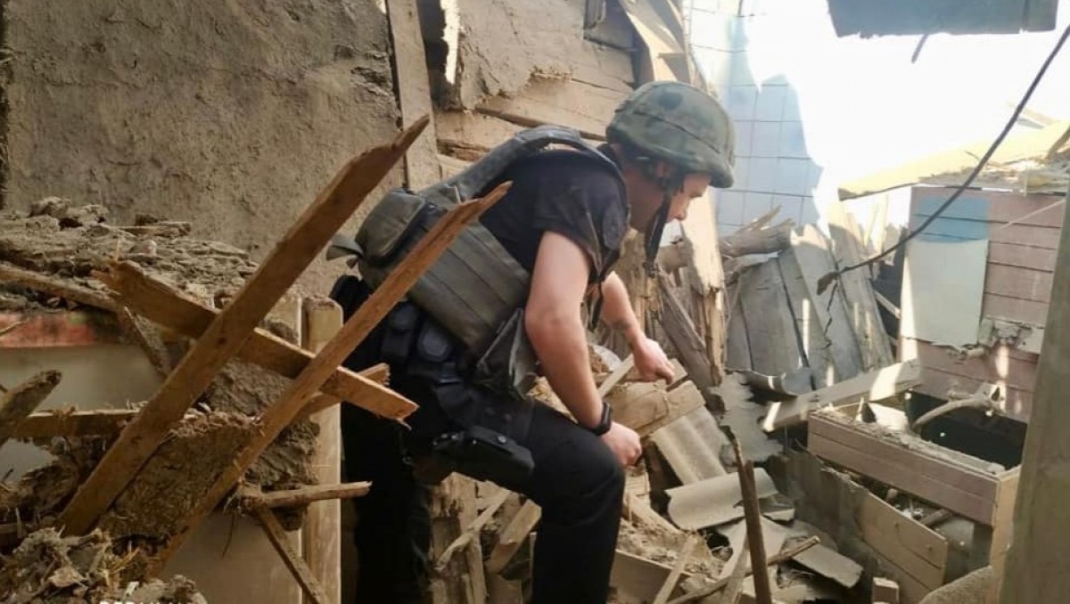 Жилой дом на Луганщине разрушил реактивный снаряд: полицейские спасают людей