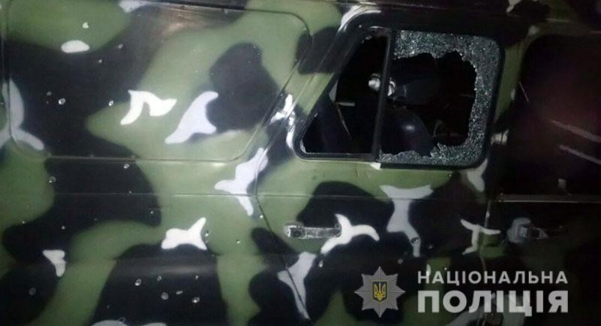 Двое полицейских пострадали при обстреле патрульного автомобиля в Донецкой области