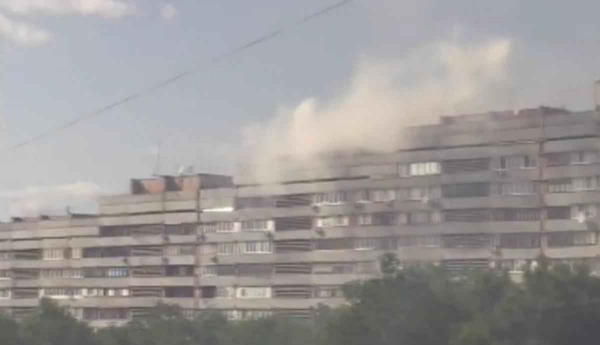 В Луганске горела крыша жилого дома: взорвался газовый баллон