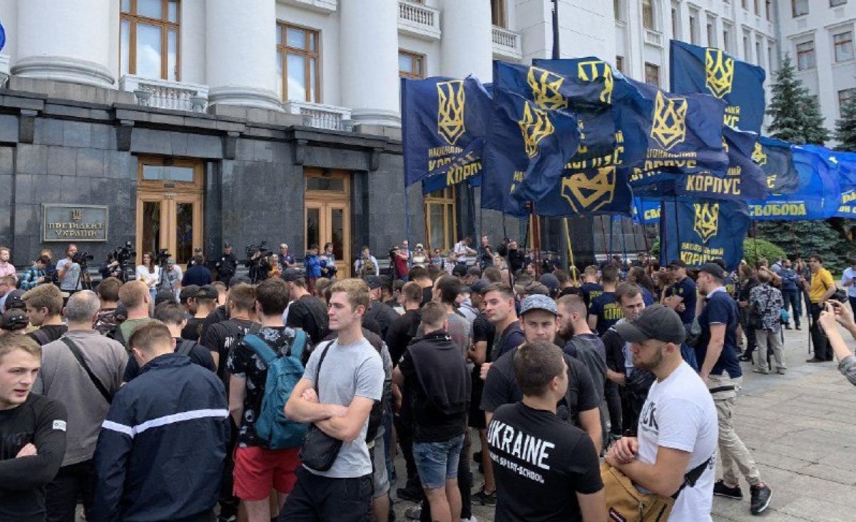 Националисты провели митинг под офисом Зеленского с требованием арестовать Медведчука