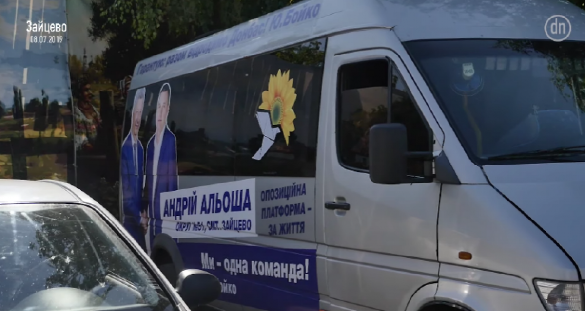 Автобус с агитацией партии Бойко-Медведчука бесплатно подвозит избирателей из Горловки