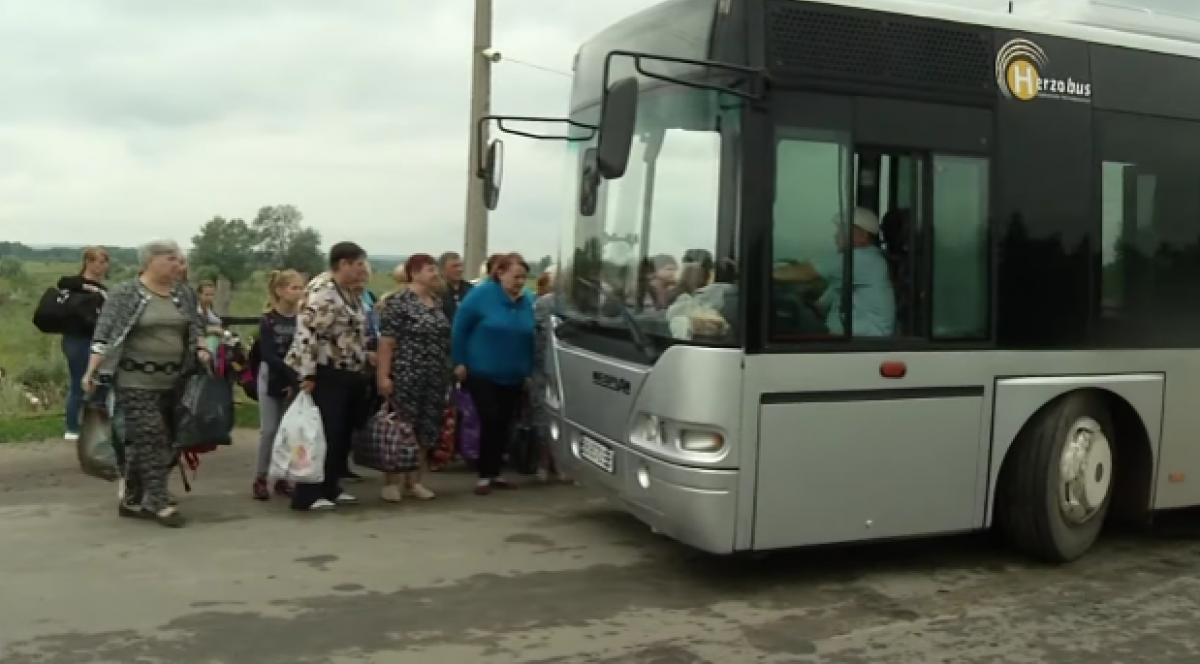 Ситуация в Станице Луганской: люди рады автобусу, военные укрепляют позиции