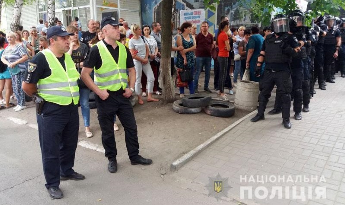 В Покровске полиция усилила охрану окружной избирательной комиссии после потасовок
