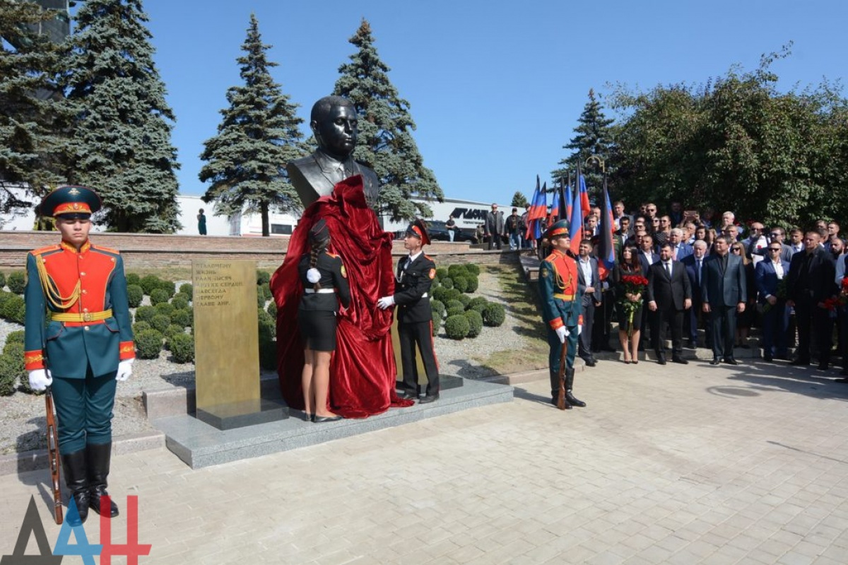 «ДНР» открыла памятник Захарченко возле «Донбасс Арены»