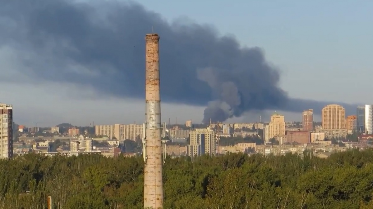 В Донецке — масштабный пожар со взрывами