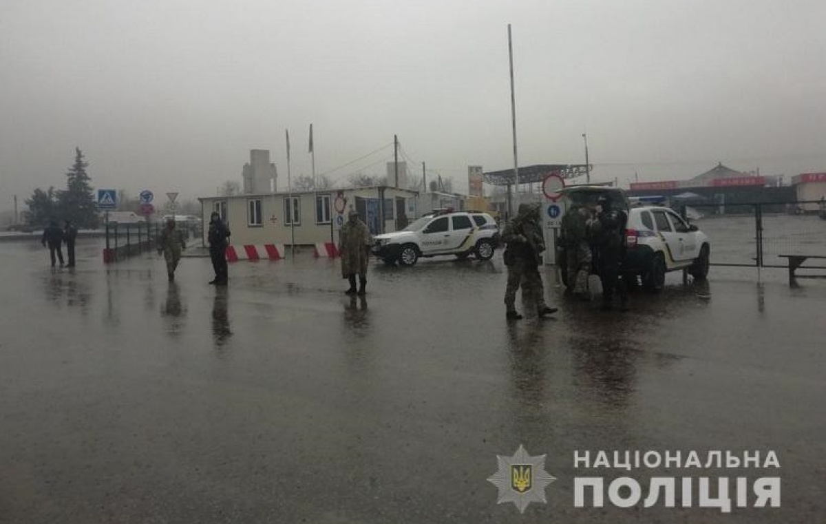 В Станице Луганской проверяют сообщение о минировании. КПВВ приостановил работу
