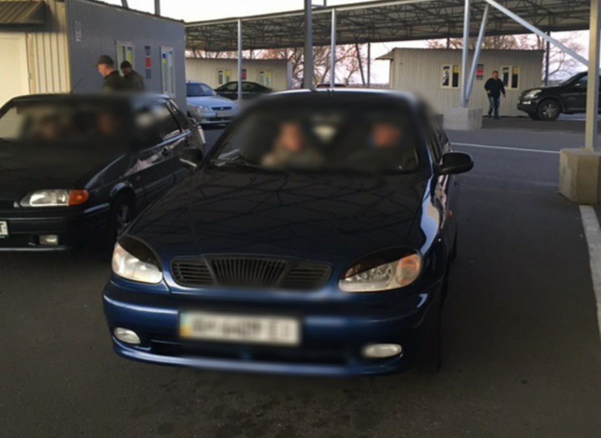 На КПВВ Донетчины задержаны три авто с поддельными документами