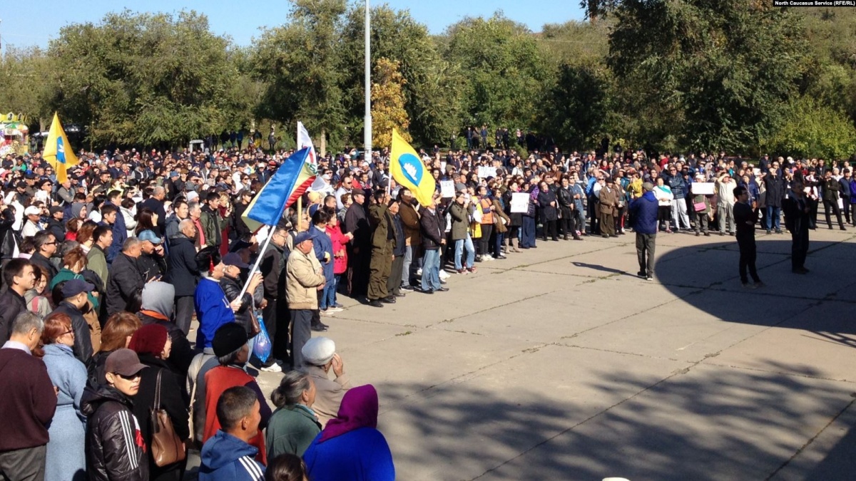 В столице Калмыкии тысячи человек вышли на митинг против экс-главы «ДНР»