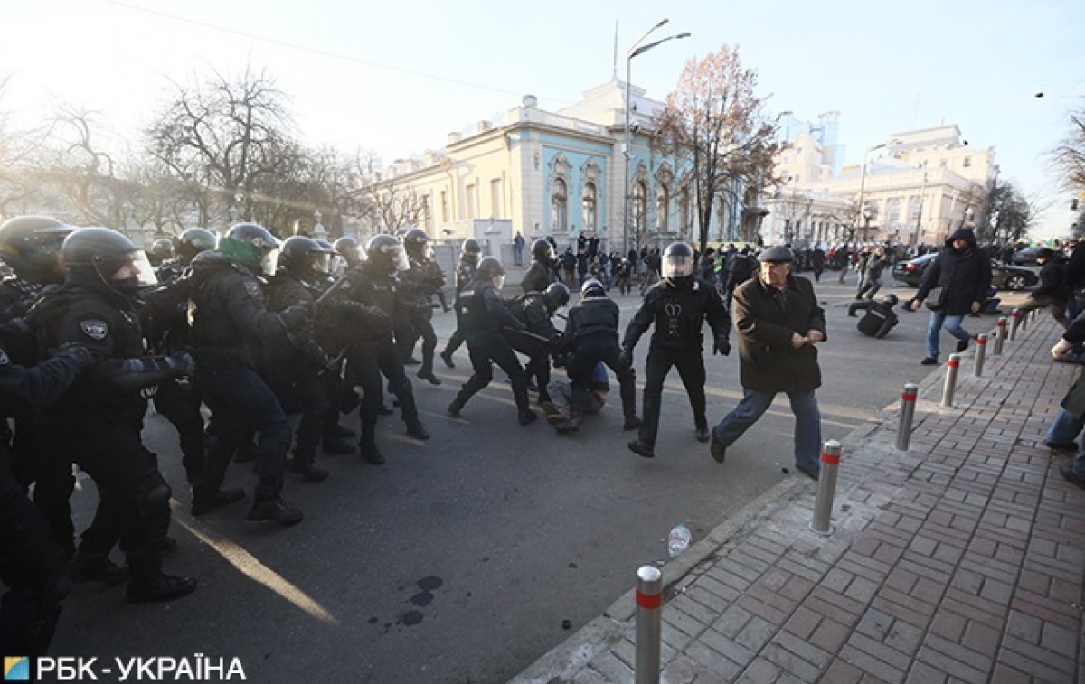 Под Радой произошли новые столкновения: полиция задержала протестующих