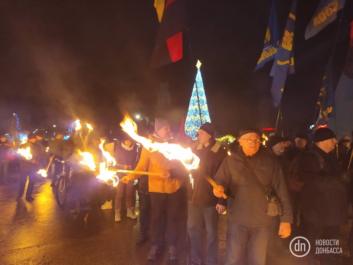 В Славянске факельным шествием отметили день рождения Бандеры