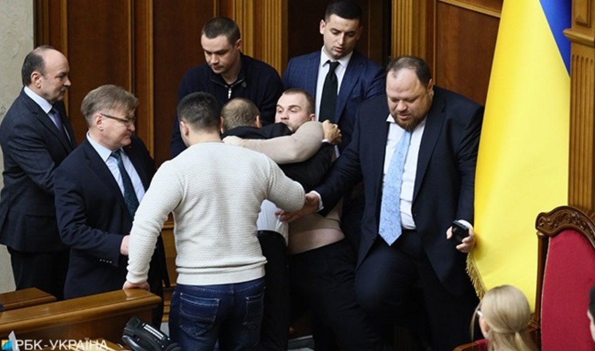 В Раде произошла потасовка: «слуги народа» защищали трибуну, но Тимошенко «прорвалась»