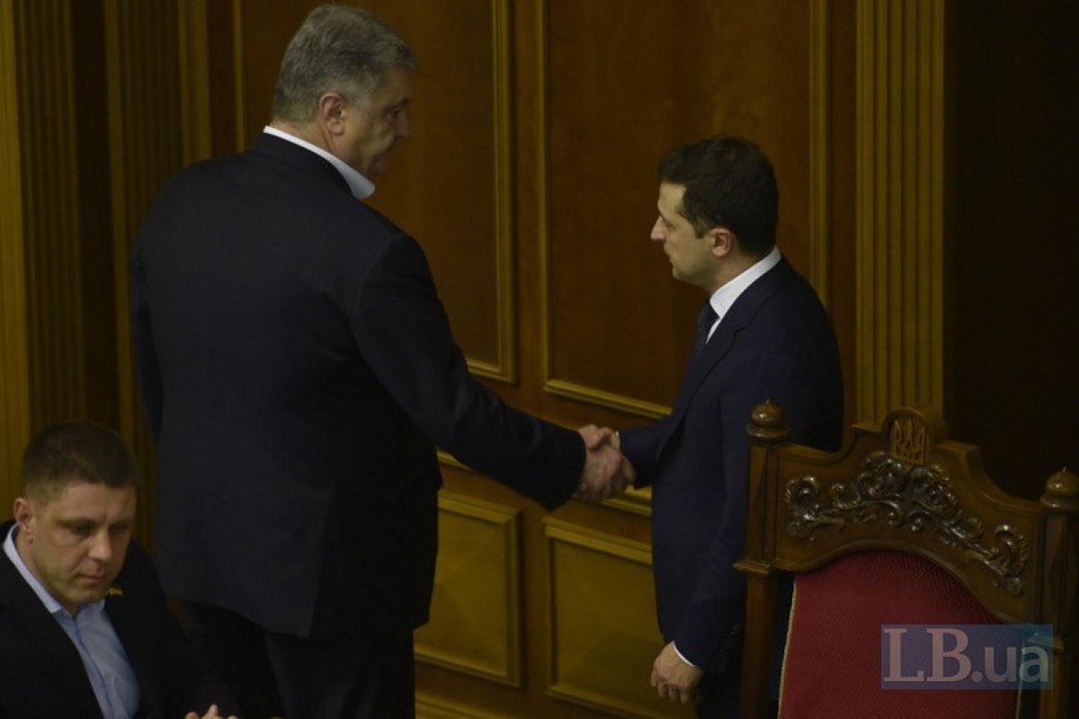 Зеленский пожал руку Порошенко, но отказался здороваться с Гончаренко