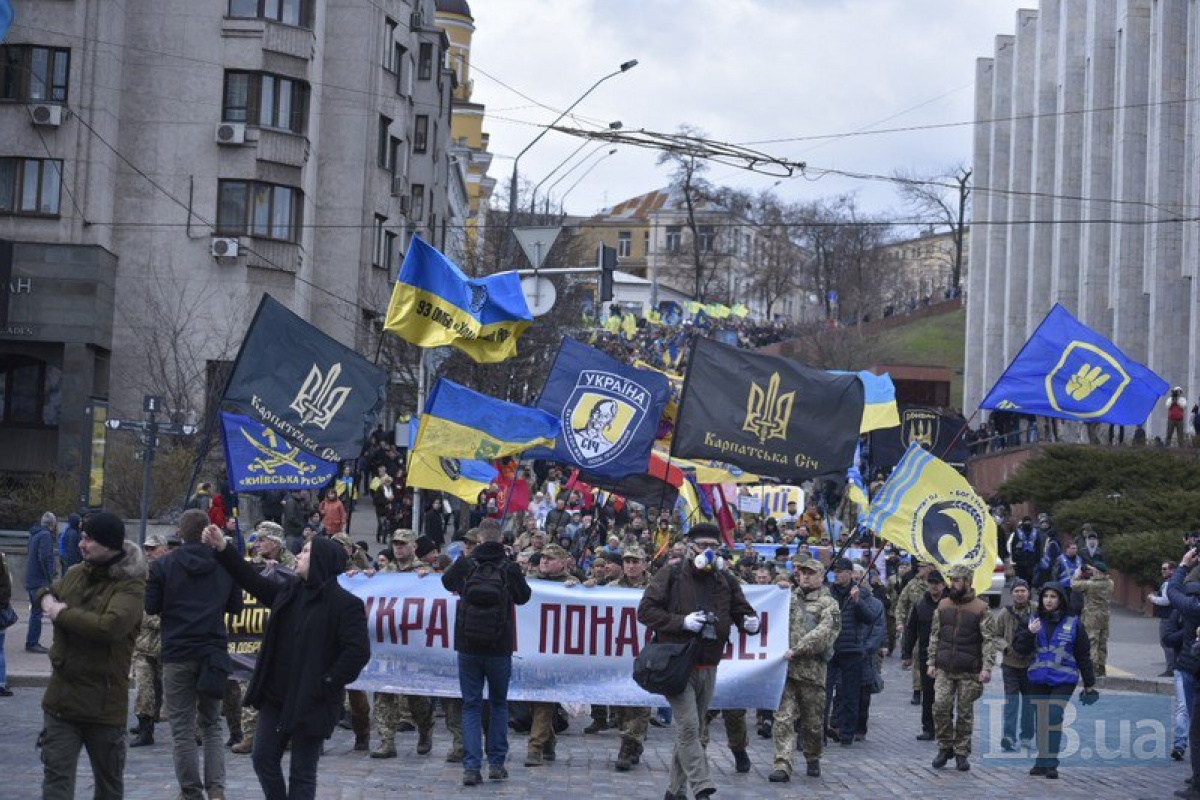В Киеве состоялся марш добровольцев. Его сопровождали полицейские в масках