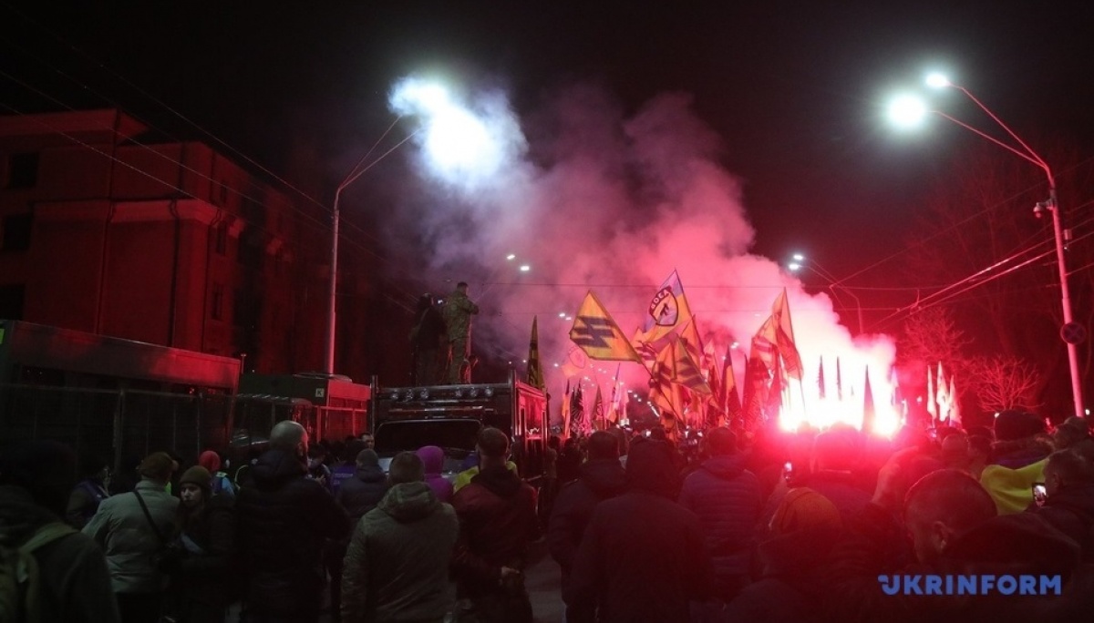 Националисты пришли под посольство РФ в Киеве: жгли файеры, порвали флаг 