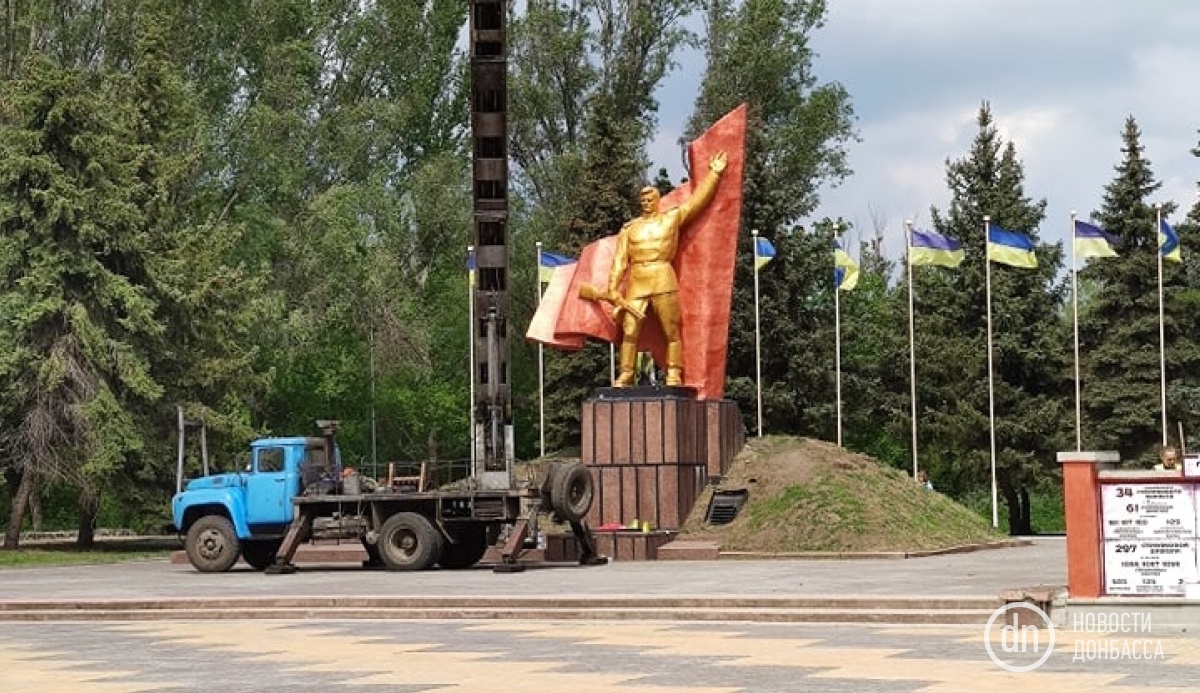 В Славянске на монументе перекрасили знамя советского солдата. Мэр говорит: исправили ошибку