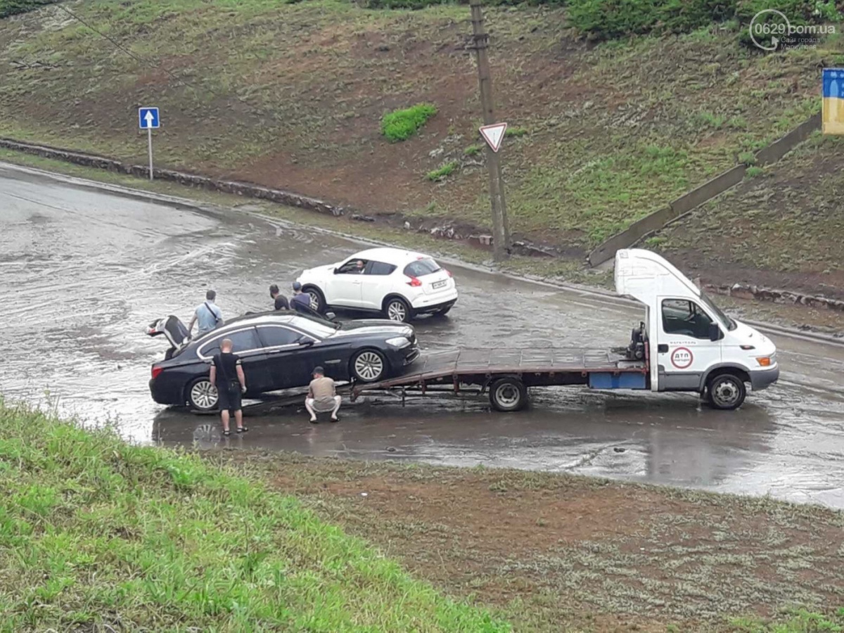 Ливень в Мариуполе спровоцировал аварии и остановку электротранспорта