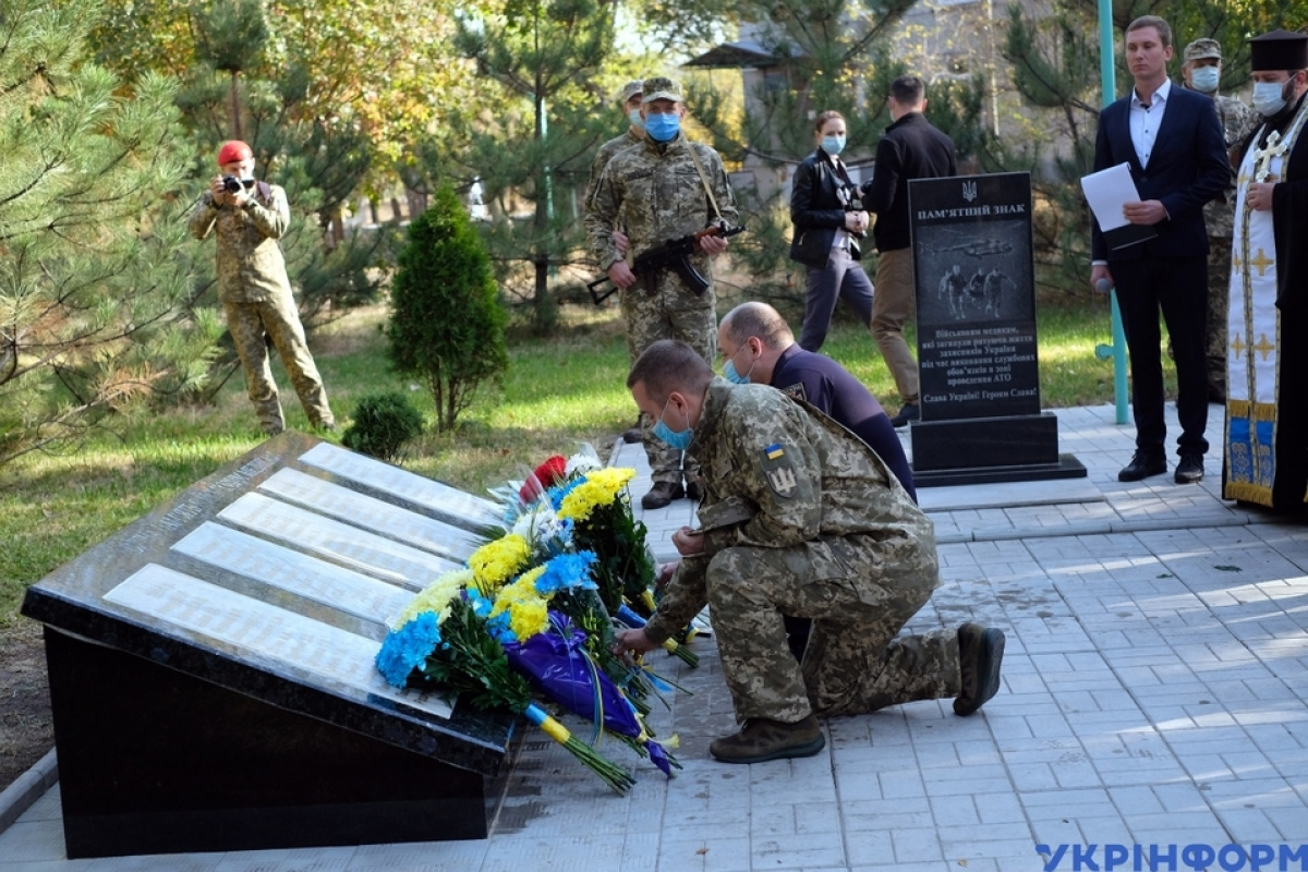 В Северодонецке открыли мемориал погибшим в ходе конфликта медикам