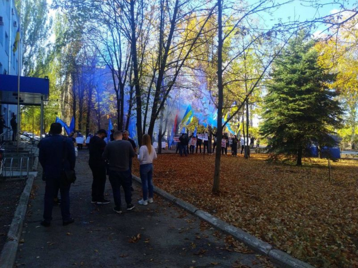 В Славянске у здания суда произошел конфликт между митингующими 