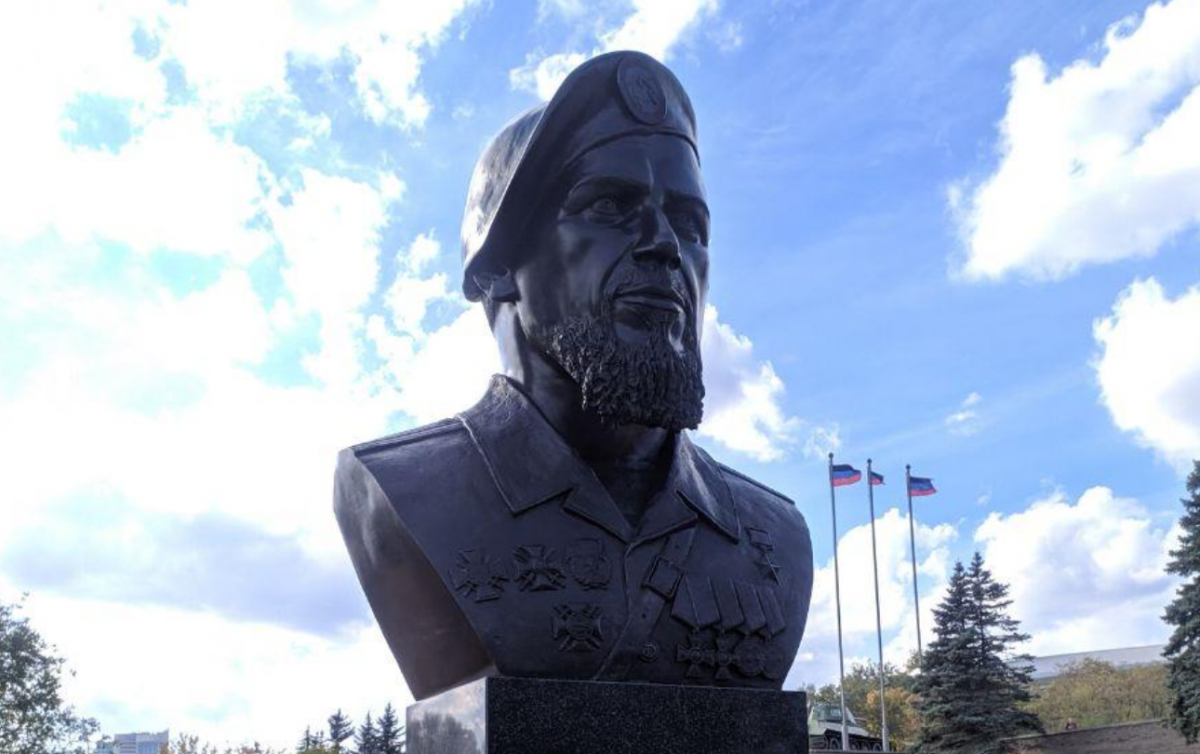 В Донецке установили памятник боевику «Мотороле»