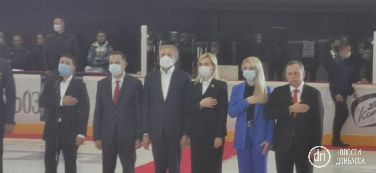 Зеленский открыл ледовую арену в Мариуполе. Колесникова попросили надеть маску