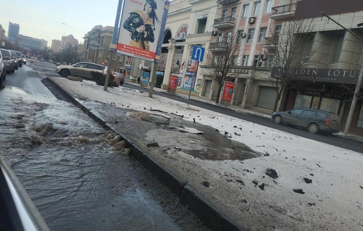 В центре Донецка затопило дорогу. Недавно здесь провели «инновационный» ремонт водовода