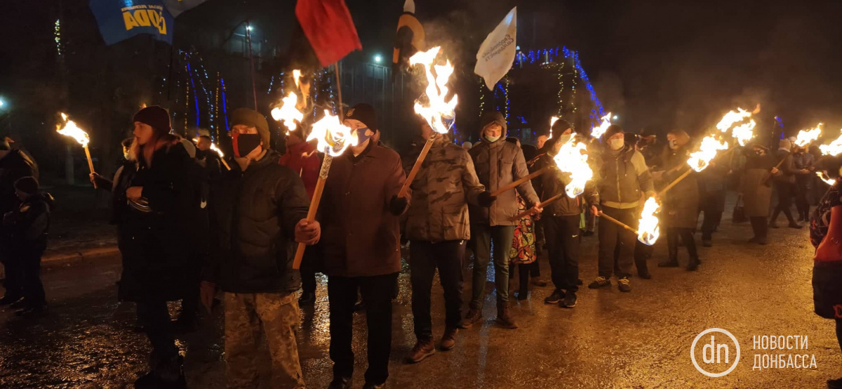 В Славянске устроили факельное шествие ко дню рождения Бандеры