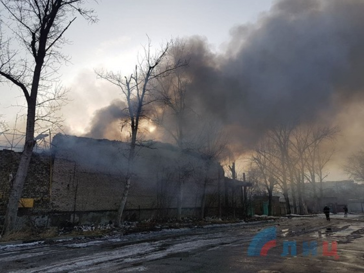 В Луганске горел склад горюче-смазочных материалов